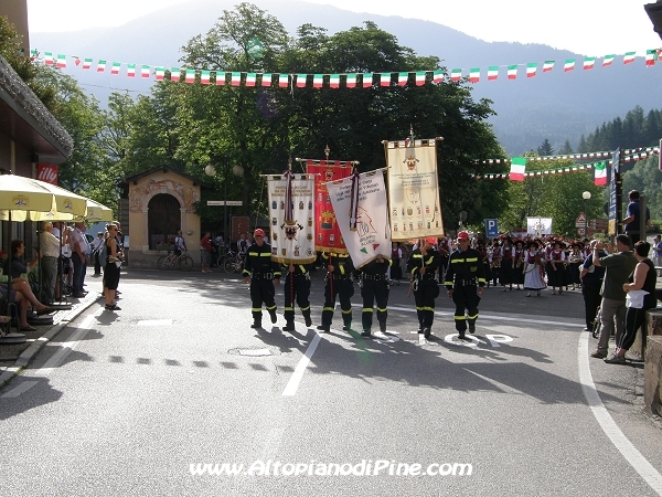 Sfilata 12 campeggio allievi Vigili del Fuoco Volontari 2012