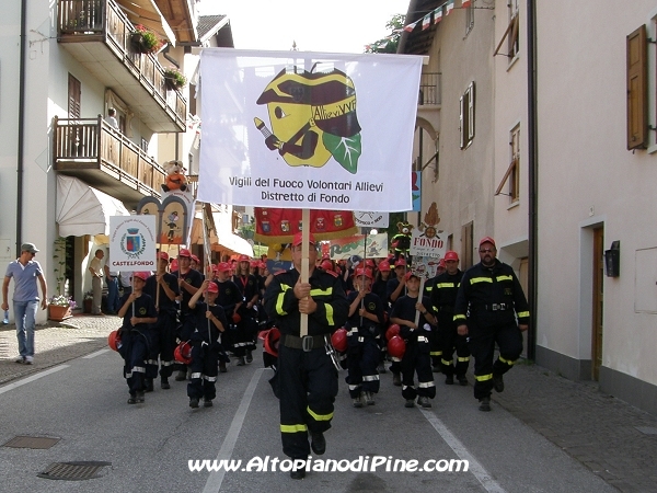 Sfilata 12 campeggio allievi Vigili del Fuoco Volontari 2012