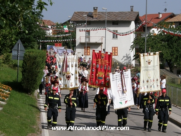 Sfilata 12 campeggio allievi Vigili del Fuoco Volontari 2012