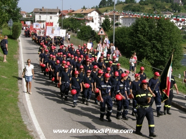 Sfilata 12 campeggio allievi Vigili del Fuoco Volontari 2012