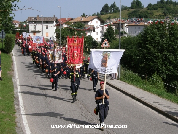 Sfilata 12 campeggio allievi Vigili del Fuoco Volontari 2012