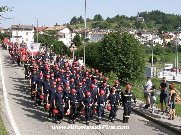 Sfilata 12 campeggio allievi Vigili del Fuoco Volontari 2012