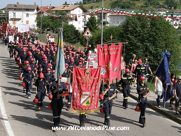 Sfilata 12 campeggio allievi Vigili del Fuoco Volontari 2012