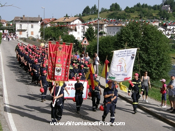 Sfilata 12 campeggio allievi Vigili del Fuoco Volontari 2012