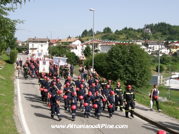 Sfilata 12 campeggio allievi Vigili del Fuoco Volontari 2012