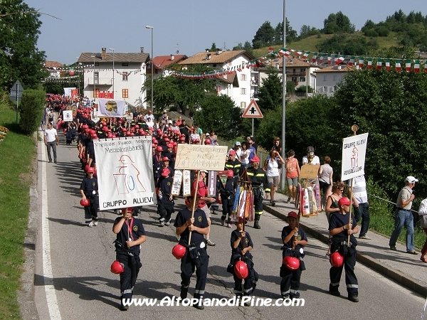 Sfilata 12 campeggio allievi Vigili del Fuoco Volontari 2012