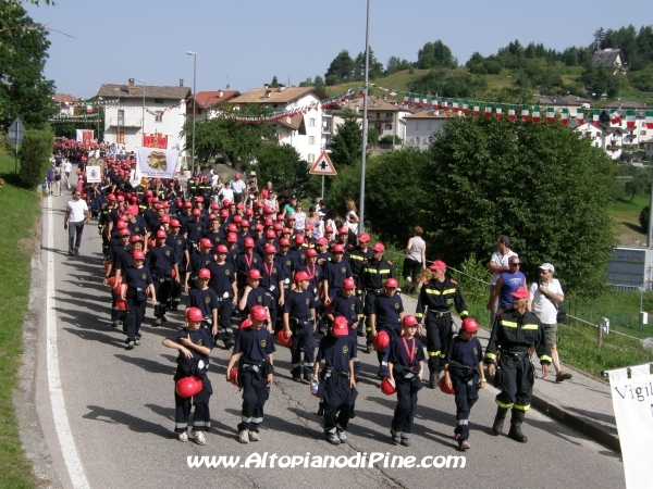 Sfilata 12 campeggio allievi Vigili del Fuoco Volontari 2012