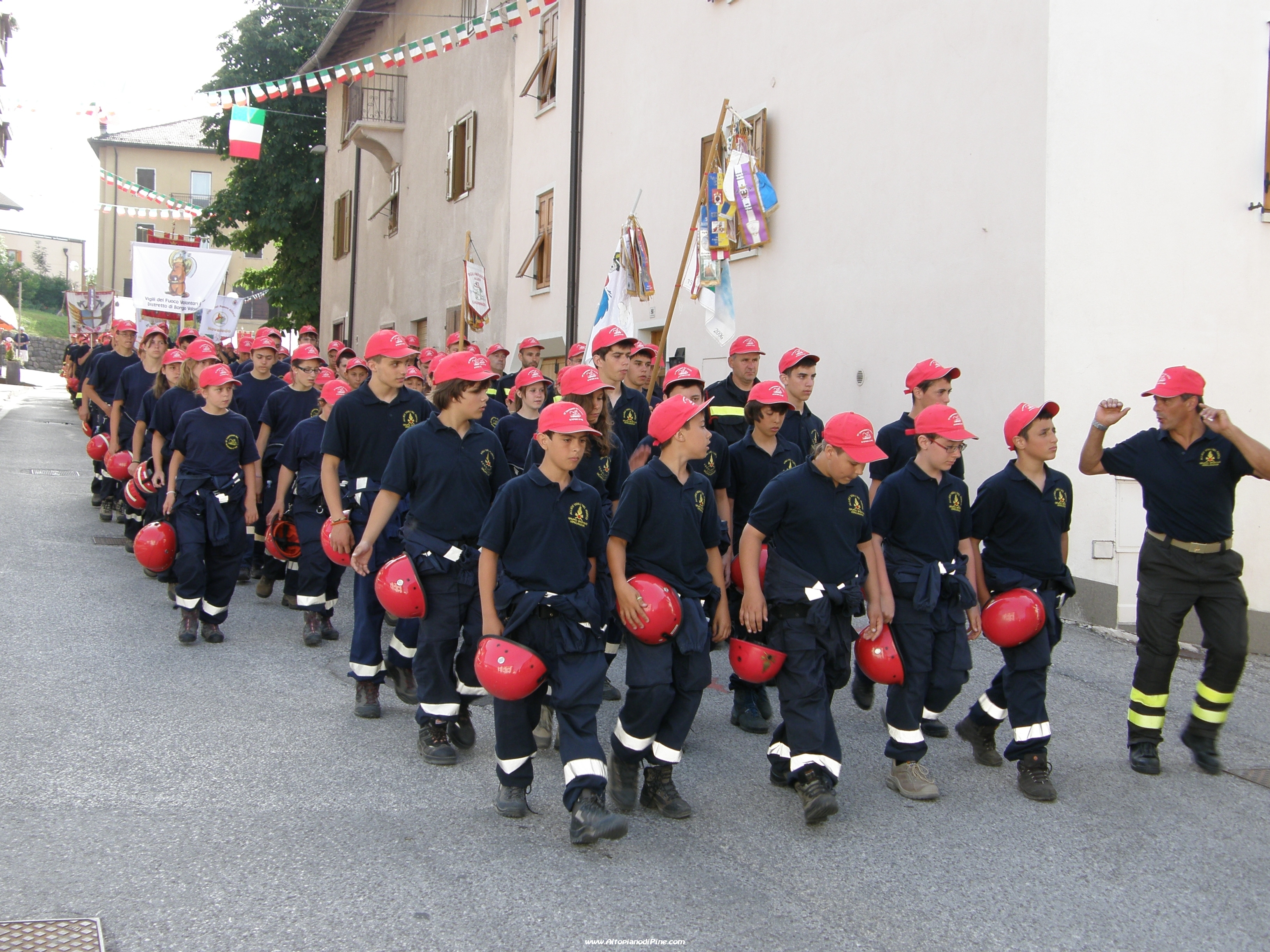 Sfilata 12 campeggio allievi Vigili del Fuoco Volontari 2012