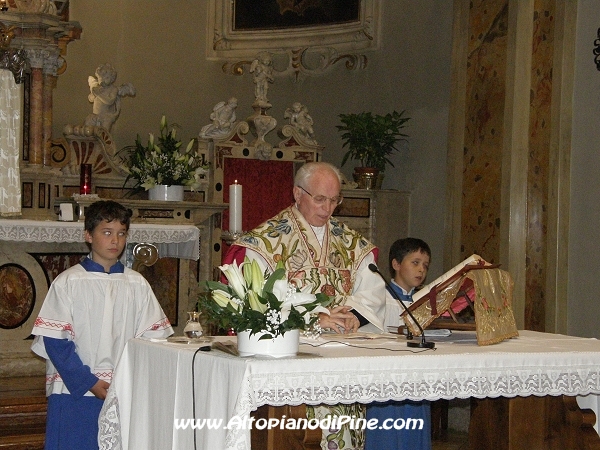 Don Giuseppe Seppi celebra la S. Messa delle 17