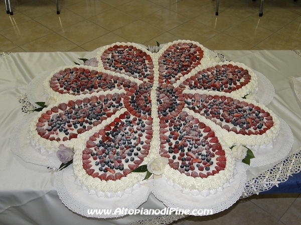 Una delle torte per festeggiare don Giuseppe
