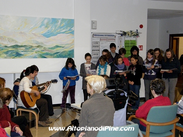  Coro giovani di Miola alla RSA Villa Alpina