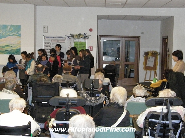  Coro giovani di Miola alla RSA Villa Alpina