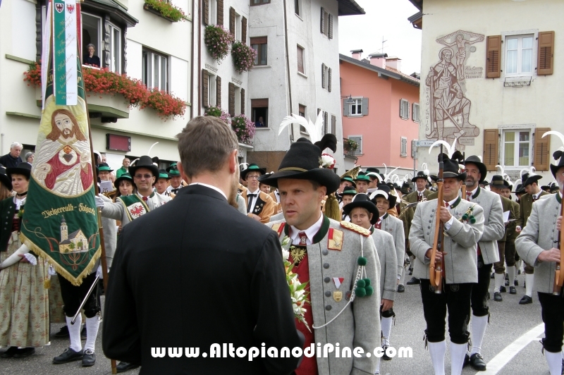 Il capitano degli Schutzen di Folgaria saluta don Gabriele Bernardi