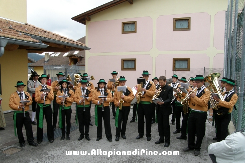 Don Gabriele che suona assieme al Gruppo Bandistico Folk Pinetano
