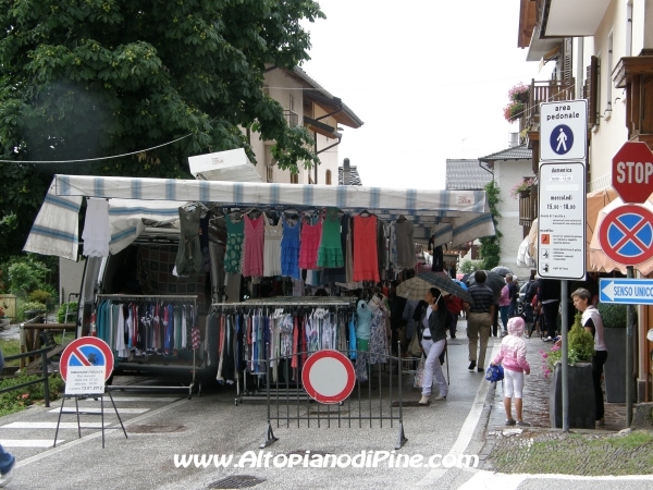 Mercato bisettimanale a Baselga di Piné - luglio 2012