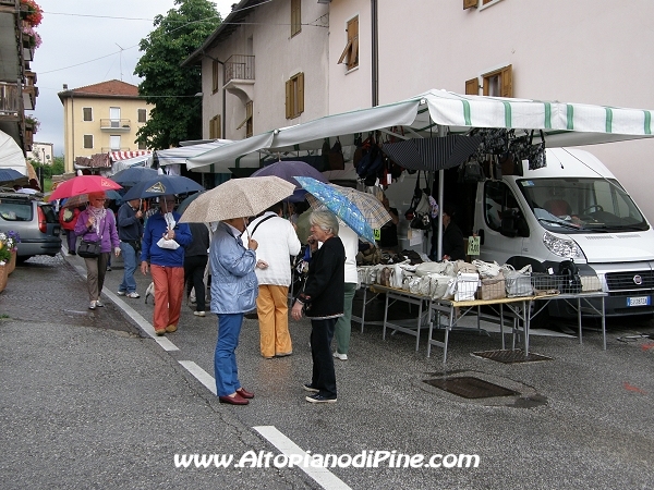 Mercato bisettimanale a Baselga di Piné - luglio 2012