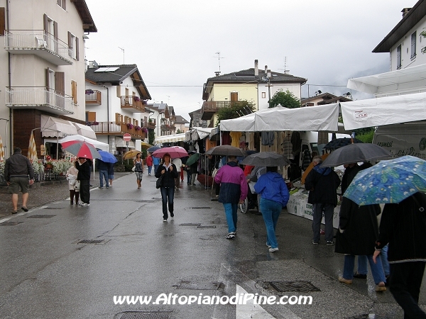 Mercato bisettimanale a Baselga di Piné - luglio 2012