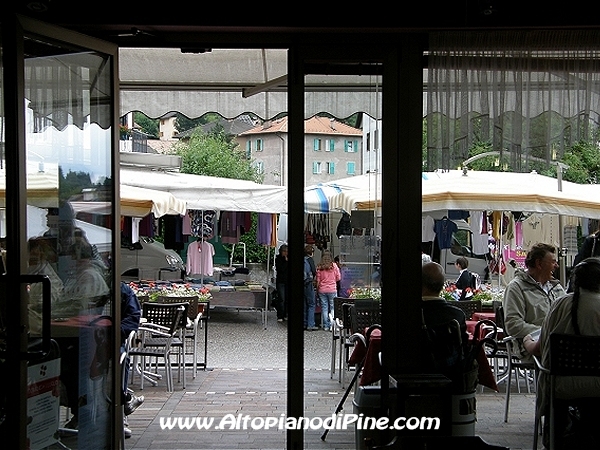 Mercato bisettimanale a Baselga di Piné - luglio 2012