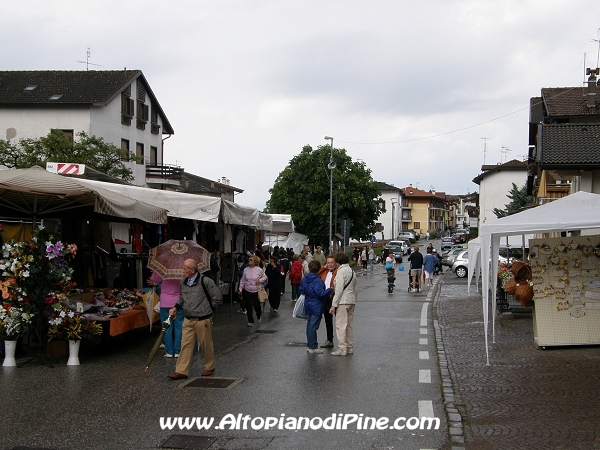 Mercato bisettimanale a Baselga di Piné - luglio 2012