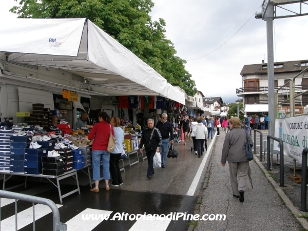 Mercato bisettimanale a Baselga di Piné - luglio 2012