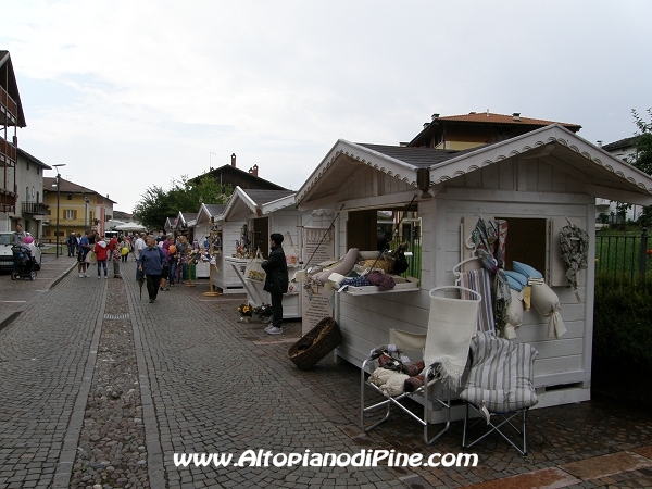 Mercato bisettimanale a Baselga di Piné - luglio 2012
