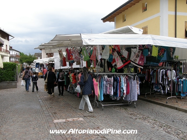 Mercato bisettimanale a Baselga di Piné - luglio 2012