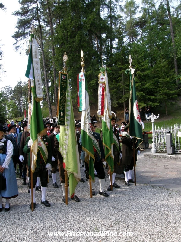 Festa patronale Madonna di Piné  2012 - gli stendardi delle compagnie Schutzen presenti