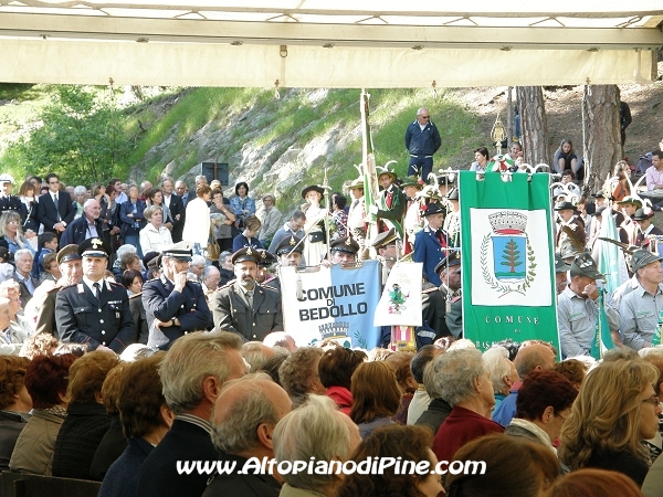 Festa patronale Madonna di Piné  2012 - gli stendardi del comune di Baselga di Piné  e di Bedollo