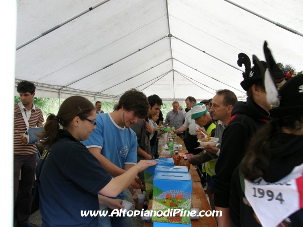 Festa patronale - distribuzione bibite da parte del Circolo Culturale di Montagnaga 