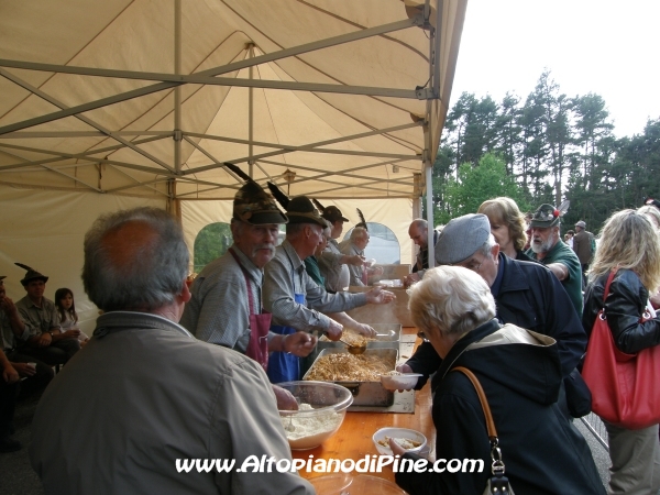 Festa patronale Madonna di Piné  2012 - distribuzione della pasta da parte degli Alpini di Baselga