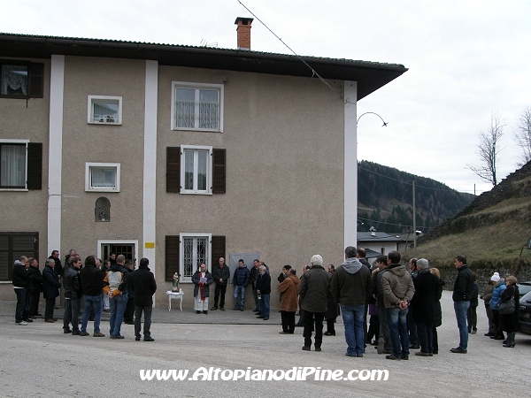 Un momento di preghiera in onore a Santa Barbara nel paese di San Mauro 