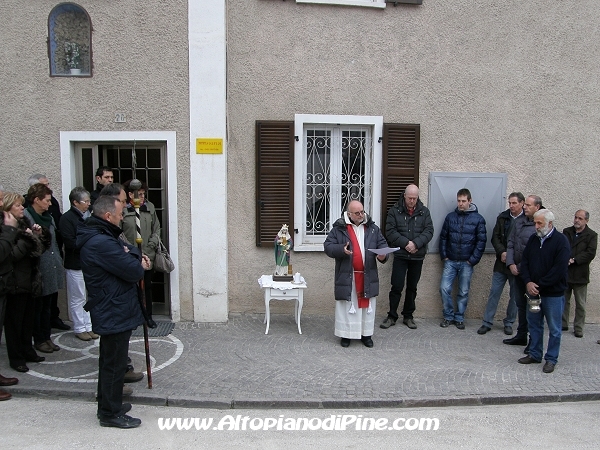Don Stefano guida il momento di preghiera e la processione per la festa di Santa Barbara 2012 a San Mauro