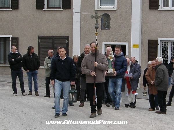 La processione con la statua di Santa Barbara per le vie di San Mauro