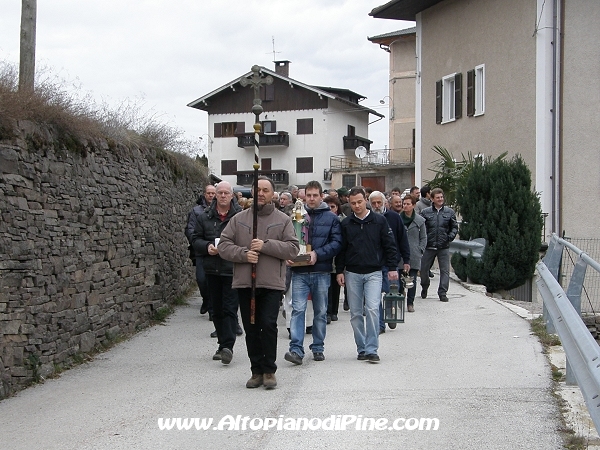 Processione lungo le strade del paese di San Mauro