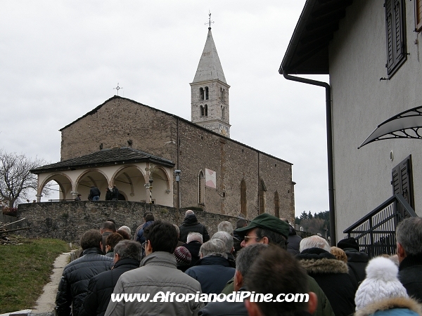 La processione con Santa Barbara fino alla chiesa di San Mauro