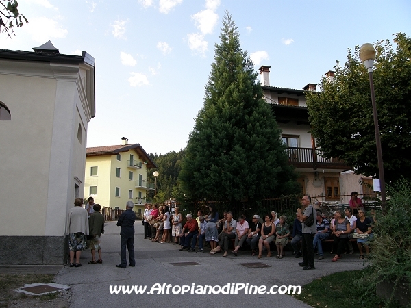 La gente presente alla S.Messa - Festa della Madonna Assunta in cielo - Valt