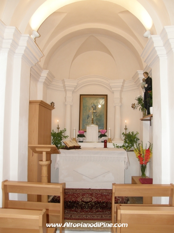 L'interno della chiesa con i nuovi banchi messi ad inizio anno