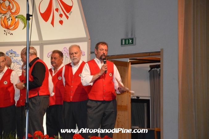 Mattia presenta le canzoni cantate dal Coro Costalta