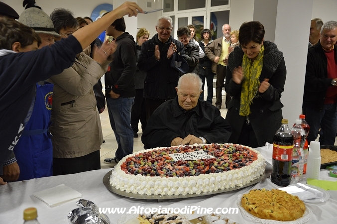 90 compleanno don Emilio Simeoni - il taglio della torta  di compleanno