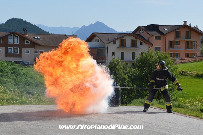 L'effetto dell'acqua su una pentola d'olio incendiata