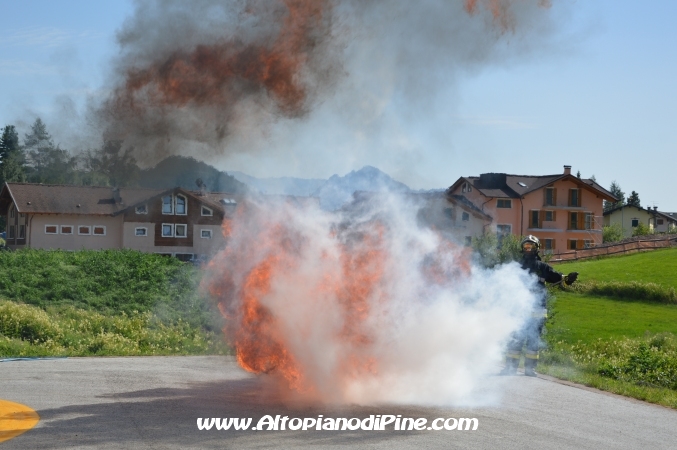 L'effetto dell'acqua su una pentola d'olio incendiata