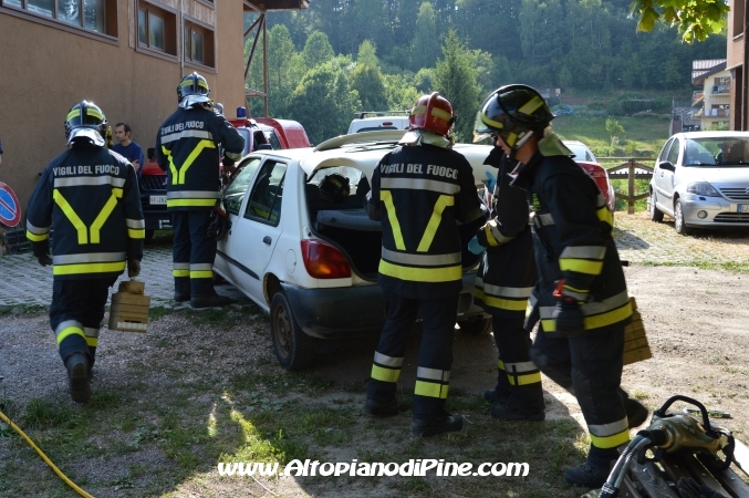 Caserma aperta VVF Baselga di Piné - uso pinze idrauliche e divaricatori