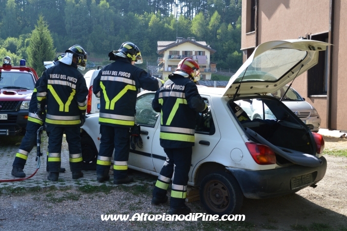 Caserma aperta VVF Baselga di Piné - uso pinze idrauliche e divaricatori