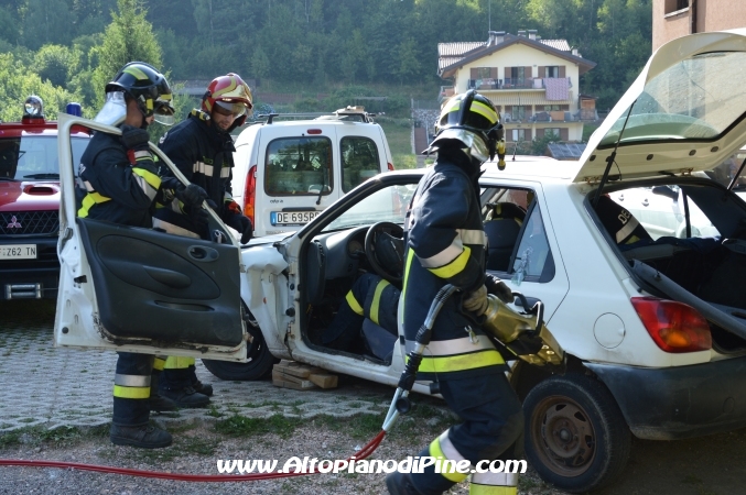 Caserma aperta VVF Baselga di Piné - uso pinze idrauliche e divaricatori