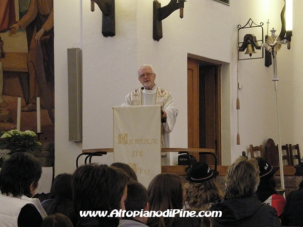 Il parroco don Giorgio Garbari che ha guidato rosario e processione