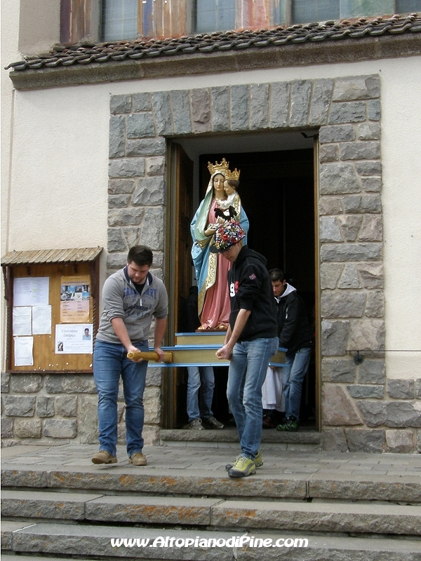 La partenza della processione per le strade di Brusago