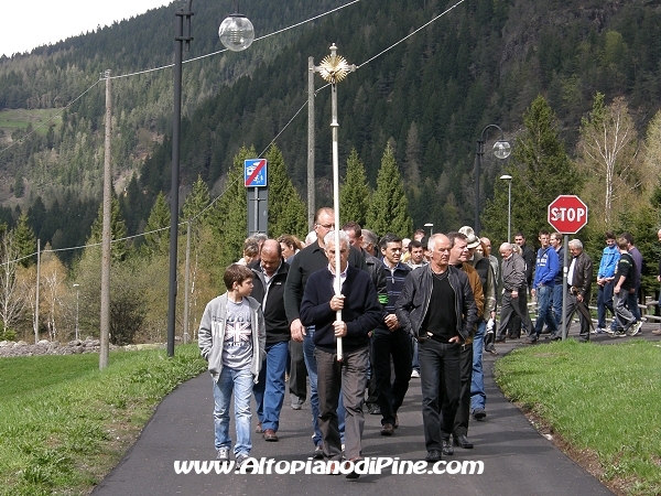 La croce che guida la processione