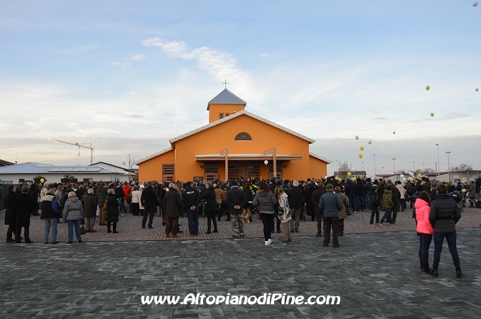 La numerosa gente presente all'inaugurazione chiesa - Concordia sulla Secchia 24 novembre 2013