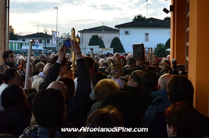 Il Vescovo batte tre volte con il pastorale sulla porta della chiesa - Concordia sulla Secchia 24 novembre 2013