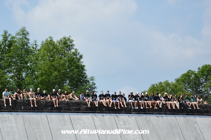 Facoltiadi 2013 a Baselga di Piné - Lago delle Piazze - studenti sui bordi della riva